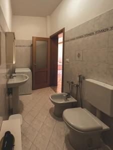 Et badeværelse på casa vacanze medicina 3 + 5 billeder