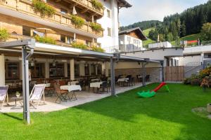 Ogród w obiekcie Landhotel Tirolerhof - Wildschönau - PREMIUM Card im Sommer