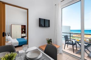 een woonkamer met uitzicht op de oceaan bij Sea Apartment Ixia Ialisos in Ialyssos