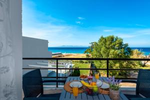 een tafel op een balkon met uitzicht op de oceaan bij Sea Apartment Ixia Ialisos in Ialyssos