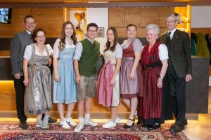 grupa ludzi pozujących do zdjęcia w obiekcie Landhotel Tirolerhof - Wildschönau - PREMIUM Card im Sommer w mieście Oberau +37 zdjęć