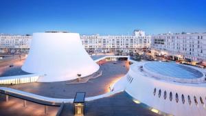 un grand bâtiment dans une ville avec un grand bâtiment dans l'établissement Appartement Le Petit Galet, au Havre