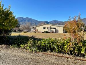 芒特比尤蒂White Rabbit Mountain Guest House的庭院底下的山间房子