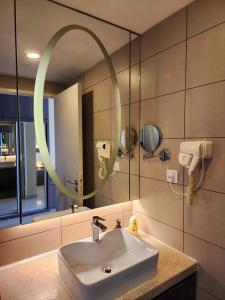 un baño con lavabo y espejo en Ion Genting 2singlebed freeWi-fi 71612, en Genting Highlands