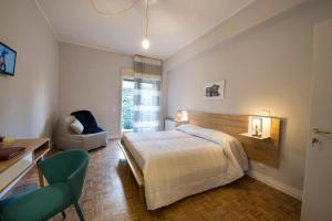 1 dormitorio con cama, escritorio y silla en Ciauru Design B&B en Messina