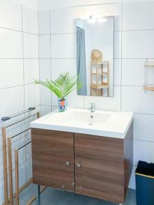 un bagno con lavandino e specchio di Bel appartement duplex T4 Laboté, vue mer, a 600m de la plage de Diamant a Le Diamant Altre 32 foto