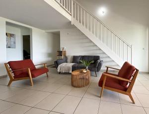 Predel za sedenje v nastanitvi Bel appartement duplex T4 Laboté, vue mer, a 600m de la plage de Diamant