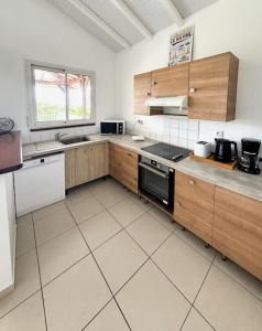 Kuhinja oz. manjša kuhinja v nastanitvi Bel appartement duplex T4 Laboté, vue mer, a 600m de la plage de Diamant