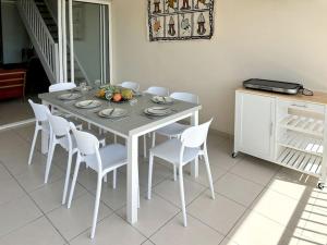 Fotografija v galeriji nastanitve Bel appartement duplex T4 Laboté, vue mer, a 600m de la plage de Diamant v mestu Le Diamant