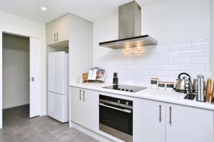 Кухня или мини-кухня в Woodend Getaway Haven - Christchurch Holiday Homes
