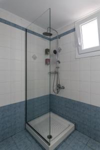 Phòng tắm tại Mandrakia house +18 ảnh