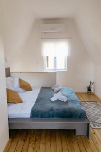 Postel nebo postele na pokoji v ubytování Adeline Apartman + 17 fotografií