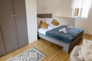 Posteľ alebo postele v izbe v ubytovaní Adeline Apartman