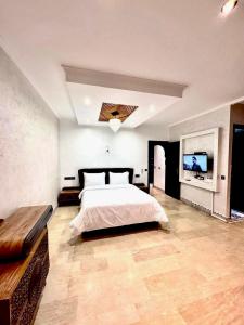 Postel nebo postele na pokoji v ubytování Medley Luxury Villa - PARKING, WIFI & PISCINE + 22 fotografií