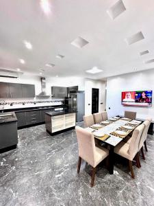 Kuchyň nebo kuchyňský kout v ubytování Medley Luxury Villa - PARKING, WIFI & PISCINE