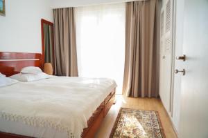 En eller flere senge i et værelse på Hotel Carmen