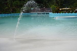 a fountain in the middle of a pool of water at Hidden Valley Mountain and Wavepool Resort in Pinamungahan