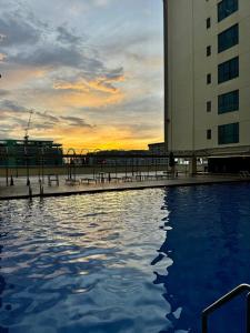 Kolam renang di atau dekat dengan Ty Suite Studio at Ming Garden Residence +12 gambar