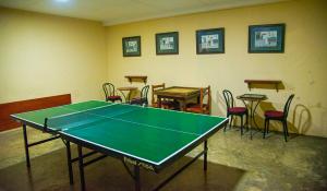 Stolní tenis v ubytování Windsor Hotel nebo okolí