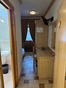 Kuchyň nebo kuchyňský kout v ubytování Hotel 2000