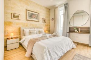 Postel nebo postele na pokoji v ubytování Exclusive Seafront Townhouse Sliema, Valletta view