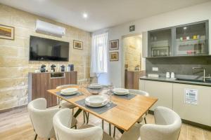 Kuchyň nebo kuchyňský kout v ubytování Exclusive Seafront Townhouse Sliema, Valletta view
