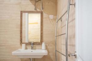 Koupelna v ubytování Exclusive Seafront Townhouse Sliema, Valletta view