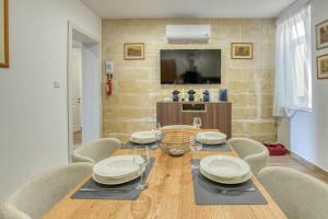 TV a/nebo společenská místnost v ubytování Exclusive Seafront Townhouse Sliema, Valletta view