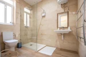 Koupelna v ubytování Exclusive Seafront Townhouse Sliema, Valletta view + 37 fotografií