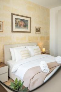 Postel nebo postele na pokoji v ubytování Exclusive Seafront Townhouse Sliema, Valletta view