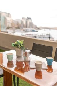 Balkón nebo terasa v ubytování Exclusive Seafront Townhouse Sliema, Valletta view