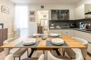 Kuchyň nebo kuchyňský kout v ubytování Exclusive Seafront Townhouse Sliema, Valletta view