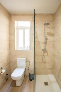Koupelna v ubytování Exclusive Seafront Townhouse Sliema, Valletta view