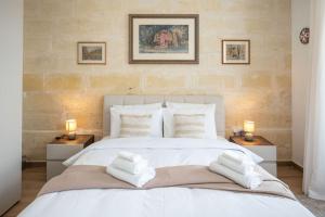 Postel nebo postele na pokoji v ubytování Exclusive Seafront Townhouse Sliema, Valletta view