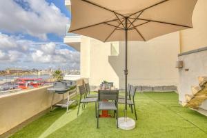 Balkón nebo terasa v ubytování Exclusive Seafront Townhouse Sliema, Valletta view
