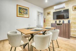 TV a/nebo společenská místnost v ubytování Exclusive Seafront Townhouse Sliema, Valletta view