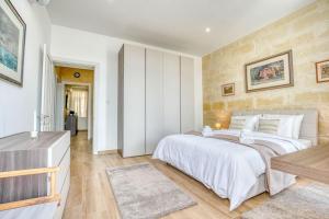 Postel nebo postele na pokoji v ubytování Exclusive Seafront Townhouse Sliema, Valletta view