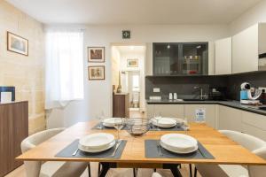 Kuchyň nebo kuchyňský kout v ubytování Exclusive Seafront Townhouse Sliema, Valletta view