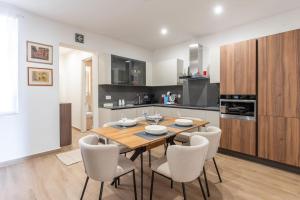 Kuchyň nebo kuchyňský kout v ubytování Exclusive Seafront Townhouse Sliema, Valletta view