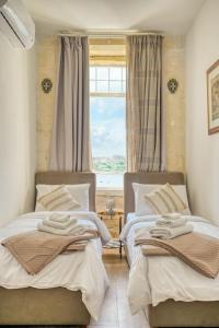 Postel nebo postele na pokoji v ubytování Exclusive Seafront Townhouse Sliema, Valletta view