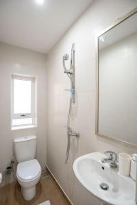 Koupelna v ubytování Exclusive Seafront Townhouse Sliema, Valletta view