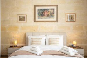 Postel nebo postele na pokoji v ubytování Exclusive Seafront Townhouse Sliema, Valletta view
