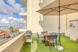 Balkón nebo terasa v ubytování Exclusive Seafront Townhouse Sliema, Valletta view