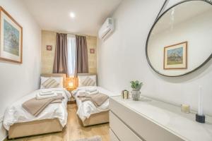 Postel nebo postele na pokoji v ubytování Exclusive Seafront Townhouse Sliema, Valletta view