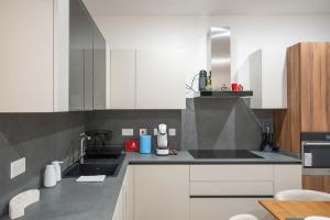 Kuchyň nebo kuchyňský kout v ubytování Exclusive Seafront Townhouse Sliema, Valletta view