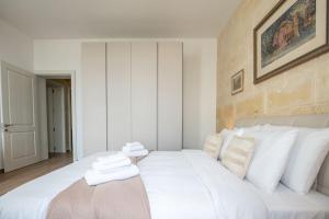 Postel nebo postele na pokoji v ubytování Exclusive Seafront Townhouse Sliema, Valletta view