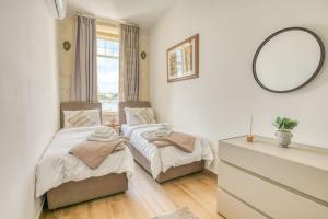 Postel nebo postele na pokoji v ubytování Exclusive Seafront Townhouse Sliema, Valletta view