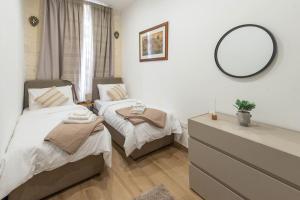 Postel nebo postele na pokoji v ubytování Exclusive Seafront Townhouse Sliema, Valletta view