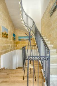 Fotografie z fotogalerie ubytování Exclusive Seafront Townhouse Sliema, Valletta view v destinaci Sliema