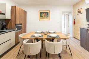 Kuchyň nebo kuchyňský kout v ubytování Exclusive Seafront Townhouse Sliema, Valletta view
